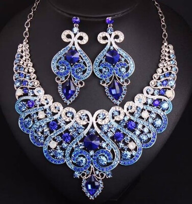 new nice luxury fashion exaggerated crystal flashing diamond necklace earrings set dress party bride female accessories
new nice luxury fashion exaggerated crystal flashing diamond necklace earrings set dress party bride female accessories