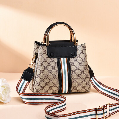 Fashion Simple Water Barrel Bag Large Capacity Hand-held Summer Single Shoulder Bag
Fashion Simple Water Barrel Bag Large Capacity Hand-held Summer Single Shoulder Bag