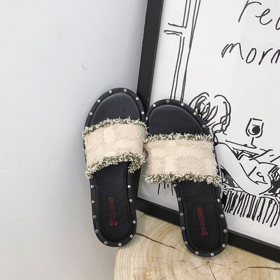 Chic slippers of the same style for women wearing fashionable flat-bottomed slippers on windy sand beach of Baitains Port in summe
Chic slippers of the same style for women wearing fashionable flat-bottomed slippers on windy sand beach of Baitains Port in summe