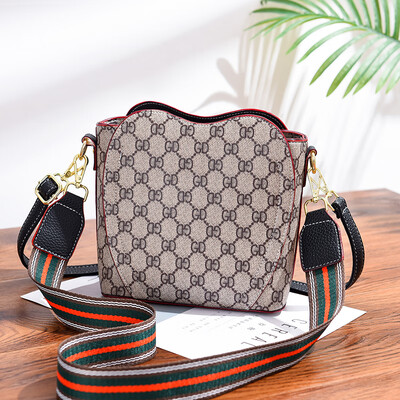 Net red packets womens new summer love-shaped simple messenger bag shoulder bag Korean style texture ins
Net red packets womens new summer love-shaped simple messenger bag shoulder bag Korean style texture ins