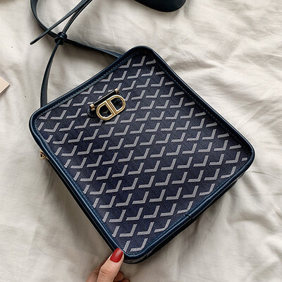 2019 new fashion summer wide shoulder belt D buckle female bag net red style foreign gas hundred lapped oblique shoulder bag
2019 new fashion summer wide shoulder belt D buckle female bag net red style foreign gas hundred lapped oblique shoulder bag