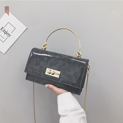 Advanced sense of the ocean bag female 2019 new wave Korean version of the fashion patent leather wild chain shoulder slung small square bag
Advanced sense of the ocean bag female 2019 new wave Korean version of the fashion patent leather wild chain shoulder slung small square bag