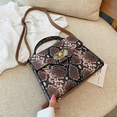 Qiao Bani 2019 new European&American style fashion street beat snake pattern flip bag hand strap shoulder diagonal tide handbag
Qiao Bani 2019 new European&American style fashion street beat snake pattern flip bag hand strap shoulder diagonal tide handbag