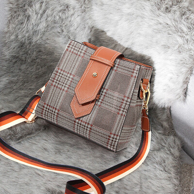 Winter&winter small womens fashion-style high-quality single-shoulder large-capacity water-bucket bag
Winter&winter small womens fashion-style high-quality single-shoulder large-capacity water-bucket bag