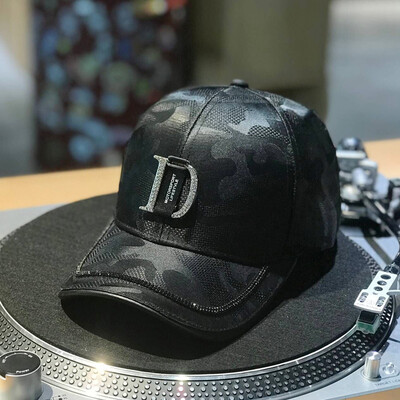 Hat Womens summer Korean version baseball cap womens breathable casual all-around cap metal d-point drill sun visor
Hat Womens summer Korean version baseball cap womens breathable casual all-around cap metal d-point drill sun visor