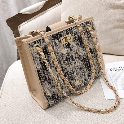Bag female 2019 new ins super fire fashion woolen casual fur wild chain single shoulder slung small square bag
Bag female 2019 new ins super fire fashion woolen casual fur wild chain single shoulder slung small square bag