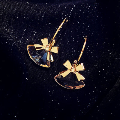New Mode Fan-shaped Crystal Bow Ear Stud Jewelry Shimmer Bowknot Cube Crystal Earring Square Bow Stud Earrings For Women Gifts
New Mode Fan-shaped Crystal Bow Ear Stud Jewelry Shimmer Bowknot Cube Crystal Earring Square Bow Stud Earrings For Women Gifts