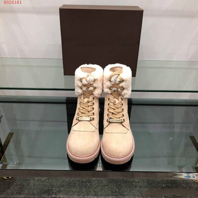 Luxury shoes Imported top leather goods Imported wool lined with comfortable warm womens fashionable woolen boots
Luxury shoes Imported top leather goods Imported wool lined with comfortable warm womens fashionable woolen boots
