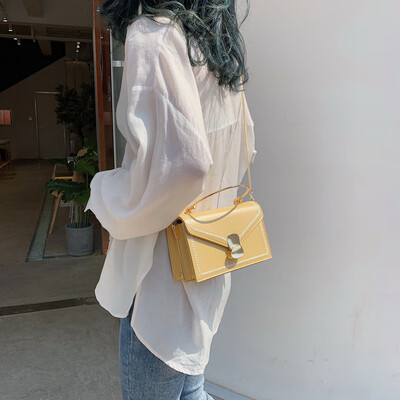 Qiao Bani 2019 new Korean chic fashion embroidery thread chain flip hard handle handbag shoulder diagonal handbag
Qiao Bani 2019 new Korean chic fashion embroidery thread chain flip hard handle handbag shoulder diagonal handbag