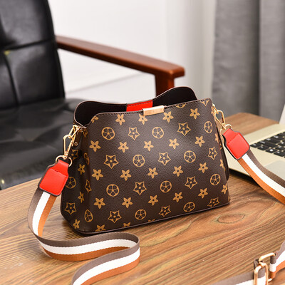 Summer on the new small womens handbags fashion retro printed shoulder bag wide shoulder strap Korean womens handbags
Summer on the new small womens handbags fashion retro printed shoulder bag wide shoulder strap Korean womens handbags