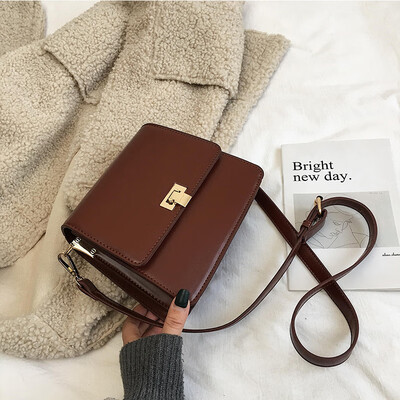 Hong Kong style new chic bag female retro simple wild 2019 new Korean version of the shoulder slung fashion small square bag
Hong Kong style new chic bag female retro simple wild 2019 new Korean version of the shoulder slung fashion small square bag