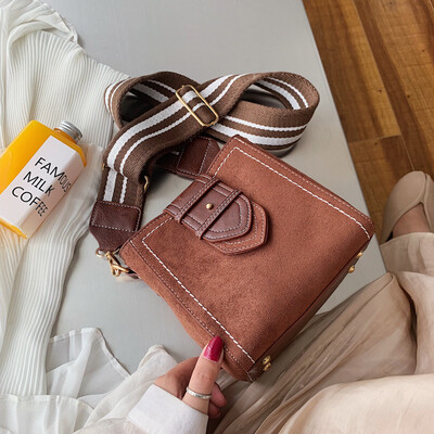 Retro small bag female new fashion wild shoulder bag Korean version of the wide shoulder strap Messenger bucket bag tide
Retro small bag female new fashion wild shoulder bag Korean version of the wide shoulder strap Messenger bucket bag tide