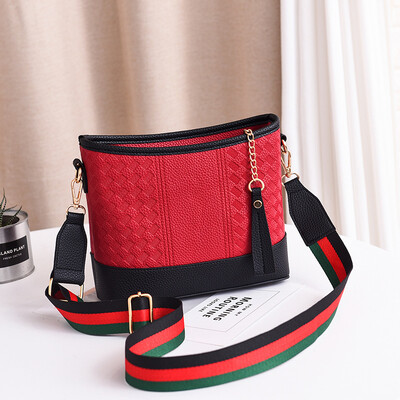 Female bag portable Korean version of the fashion simple small square bag trend single shoulder Messenger bag wandering bag female
Female bag portable Korean version of the fashion simple small square bag trend single shoulder Messenger bag wandering bag female