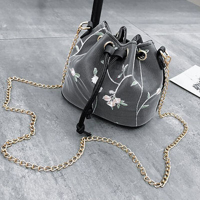 Women Flower Embroidered Drawstring Shoulde Bags Metal Chains Bucket Messenger Bag Sweet Girls Streetwear Crossbody Bags
Women Flower Embroidered Drawstring Shoulde Bags Metal Chains Bucket Messenger Bag Sweet Girls Streetwear Crossbody Bags