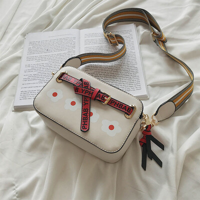 Korean version 100 lap bag summer chic wide shoulder belt womens bag new 2019 popular small square bag single shoulder oblique sa
Korean version 100 lap bag summer chic wide shoulder belt womens bag new 2019 popular small square bag single shoulder oblique sa