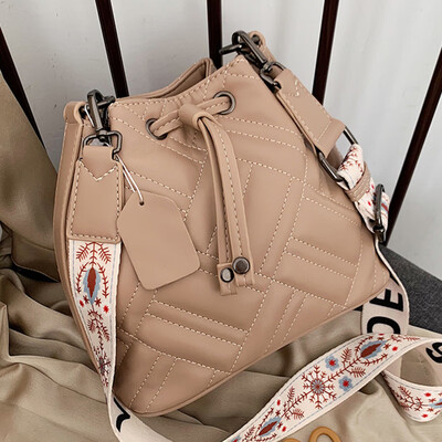 In the fall of 2019 the new lady slanted wide shoulder belt rhomboid belt bucket bag fashion one shoulder bag one shoulder b
In the fall of 2019 the new lady slanted wide shoulder belt rhomboid belt bucket bag fashion one shoulder bag one shoulder b