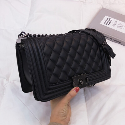 2019 Korean version of the new shoulder Messenger bag personality Lingge chain fashion Joker small square bag
2019 Korean version of the new shoulder Messenger bag personality Lingge chain fashion Joker small square bag