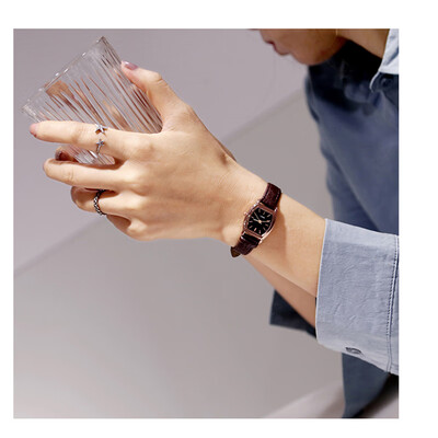 Watch female middle school college wind art atmosphere small fresh wild girl small dial retro cold wind compact
Watch female middle school college wind art atmosphere small fresh wild girl small dial retro cold wind compact