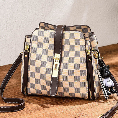 Ins Super Fire Female Baitao Korean version of retro recreational small square bag with one shoulder slanting adjustable
Ins Super Fire Female Baitao Korean version of retro recreational small square bag with one shoulder slanting adjustable