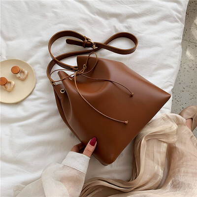 Texture Bag Ladies Up-to-date Autumn-Winter Korean Version Baitai ins Fashion Single Shoulder Slant Drum Bag
Texture Bag Ladies Up-to-date Autumn-Winter Korean Version Baitai ins Fashion Single Shoulder Slant Drum Bag