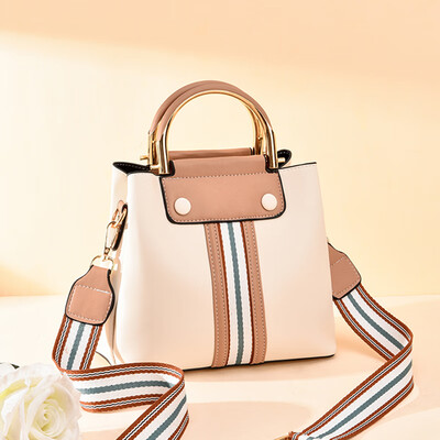 In summer the new Korean version of womens fashionable one-shoulder sloping bag with a hundred simple handheld buckets
In summer the new Korean version of womens fashionable one-shoulder sloping bag with a hundred simple handheld buckets