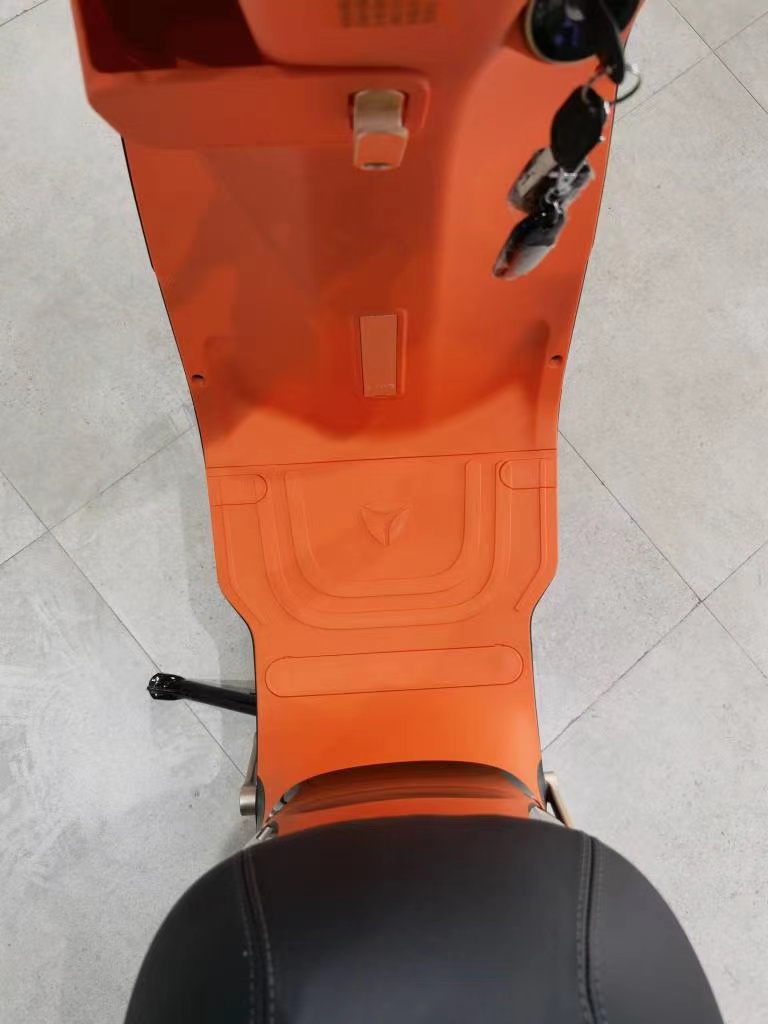 雅迪电动车de3脚垫适用于冠智tdr2425ztdr2412z冠能de390黑色脚垫