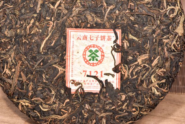 5折2007年昆明茶厂7121普洱生茶十年以上口粮茶十大云南七子饼茶