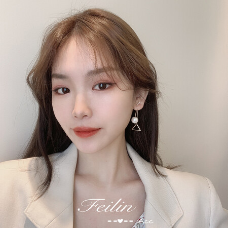 Moon with people 925 silver earrings female earrings Korean temperament net red high-end pearl earrings 2020 new trendy Dongdaemun earrings pearl triangle two earrings Moon with people 925 silver earrings female earrings Korean temperament net red high-end pearl earrings 2020 new trendy Dongdaemun earrings pearl triangle two earrings