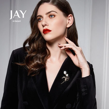 Ms. JAY autumn and winter brooch high-end female 2022 new trendy fashion female luxury corsage suit accessory pin send elder mother girlfriend wife birthday gift Christmas gift Ms. JAY autumn and winter brooch high-end female 2022 new trendy fashion female luxury corsage suit accessory pin send elder mother girlfriend wife birthday gift Christmas gift