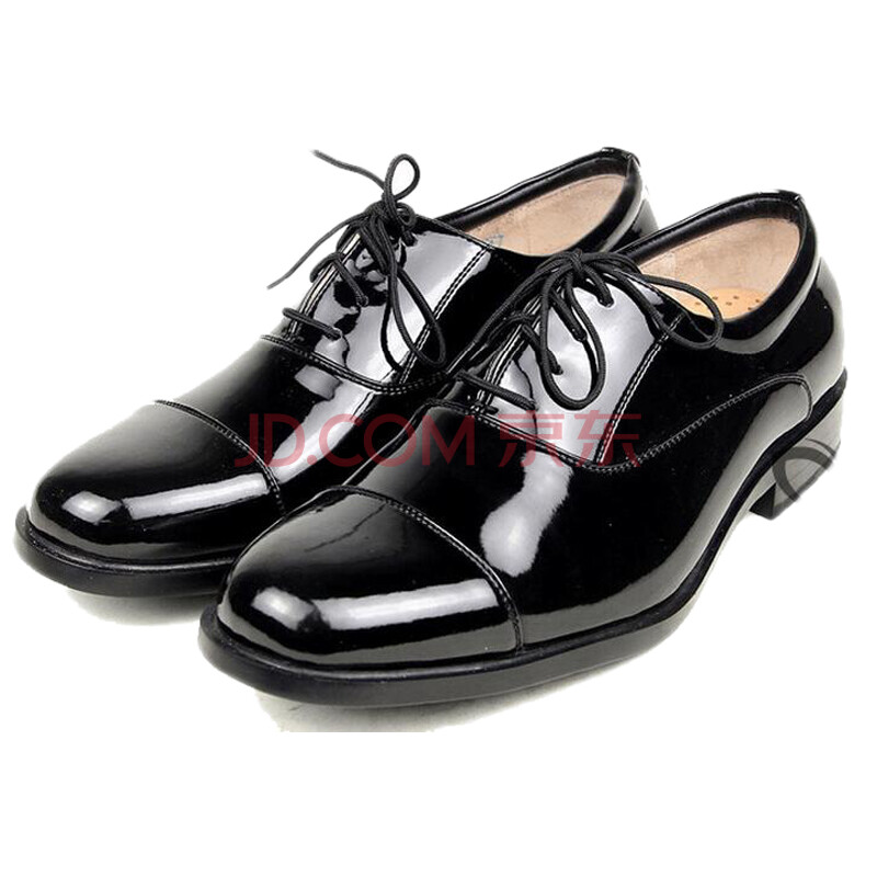 新买的05式军官常服三接头皮鞋，穿着太硬了，犹其是皮鞋头部的接缝处，有点搁脚面。该怎么办谢谢!-求问新买的皮鞋，太硬，铬脚，不是鞋尖和脚后跟磨的疼，是 _感人网