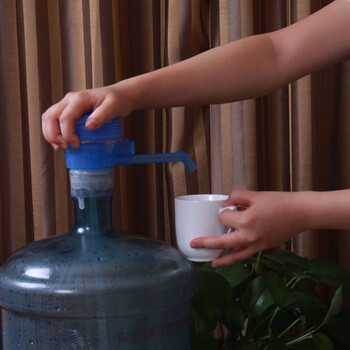华庭丽娜 加厚版手压式 纯净水吸水器  桶装水抽水器  倒置气压式取水器 饮水器具 取水器