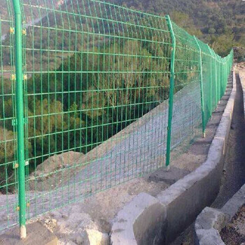 鸣固 荷兰网铁丝围栏网 浸塑双边丝护栏网 高速公路铁路鱼塘果园护栏隔离网 丝径3.5mm带1mm厚预埋柱