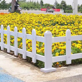 鸣固 栅栏草坪护栏pvc塑钢 户外花园草地物业绿化园林篱笆护栏 双色混合（50cm高）1米价【加厚款】