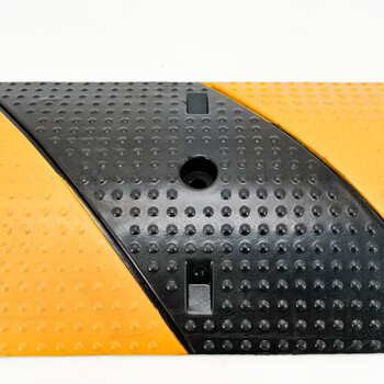 海斯迪克 HK-2210 线槽减速带 pvc护线压线板盖线板电缆保护槽橡胶线槽板 斜纹二线槽减速带1000*300*60mm