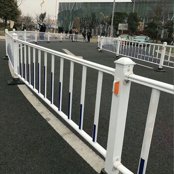 唯曼道路护栏隔离栏城市护栏人车分离护栏防撞护栏施工安全护栏 太阳能闪光灯1/个