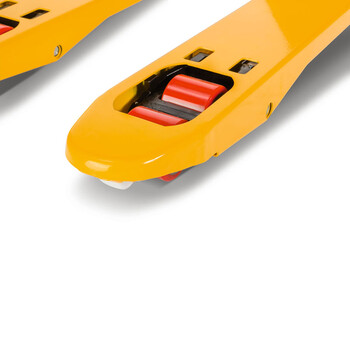 德国亚迈狮 超低放手动搬运车 载重1.0吨 货叉最低位35mm 跨货叉宽550mm PU转向轮/铁双承载轮 BF10L