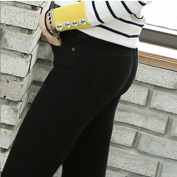 清纯女生黑色紧身裤搭配修身小短袖,简洁时尚