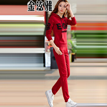 泫雅冬装_泫雅冬装写真大秀好身材不畏严寒_娱乐八卦_