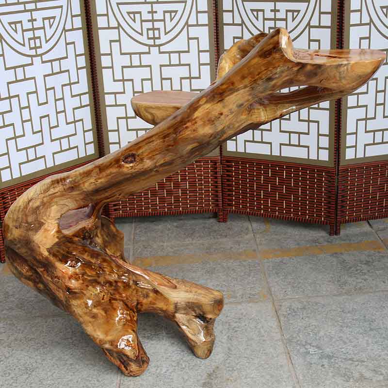 “艺术痴”龙珠体育挖走代价七万元景观树做根雕老手：做成根雕或一文不值(图1)