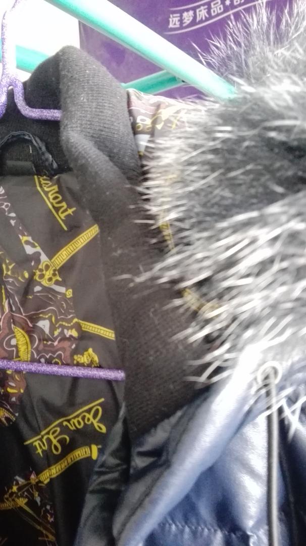 衣服长度合适,就是袖子长了,拆开包装衣袖和衣领有细毛。
