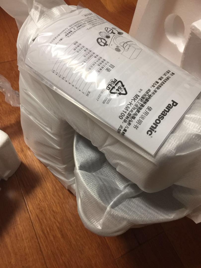 小时候家里第一台电视机就购买的松下PANASONIC,对于松下的品牌已经是深入人心!从质量方面来说没有任何的怀疑,从此只要是购买大家电基本松下作为首选!老婆最近爱上了烘焙蛋糕,看中这款料理机很久一直舍不得入手。正好本次看到有活动,就赶紧入手了!收货后无论从快递-配送都是非常满意料理机包装非常正规严实,有2个箱子,足以保证了产品在快递过程中不受损坏!内部也非常的精致,虽然还没有使用,但从直观上来看,已经非常满意。总体来说本次购买改款料理机还是非常的满意。