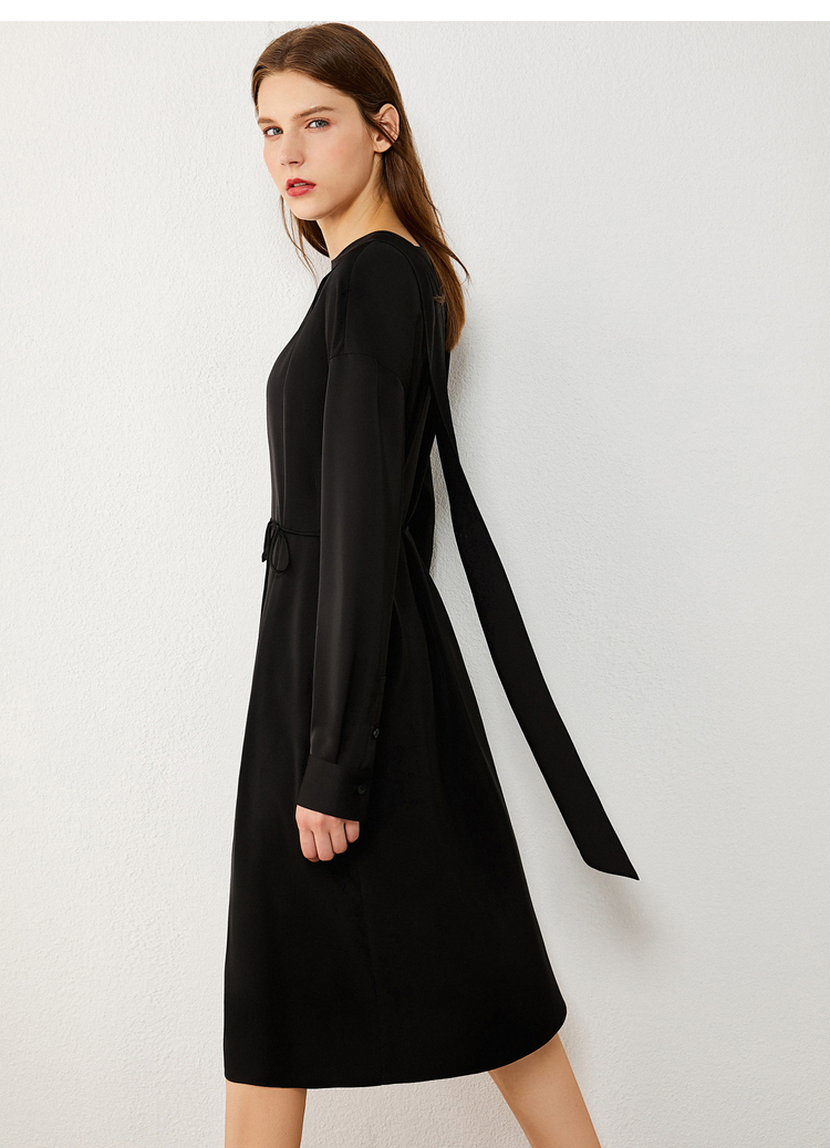 amii极简通勤不对称飘带配腰带缎面连衣裙秋新款落肩袖裙子黑色16084