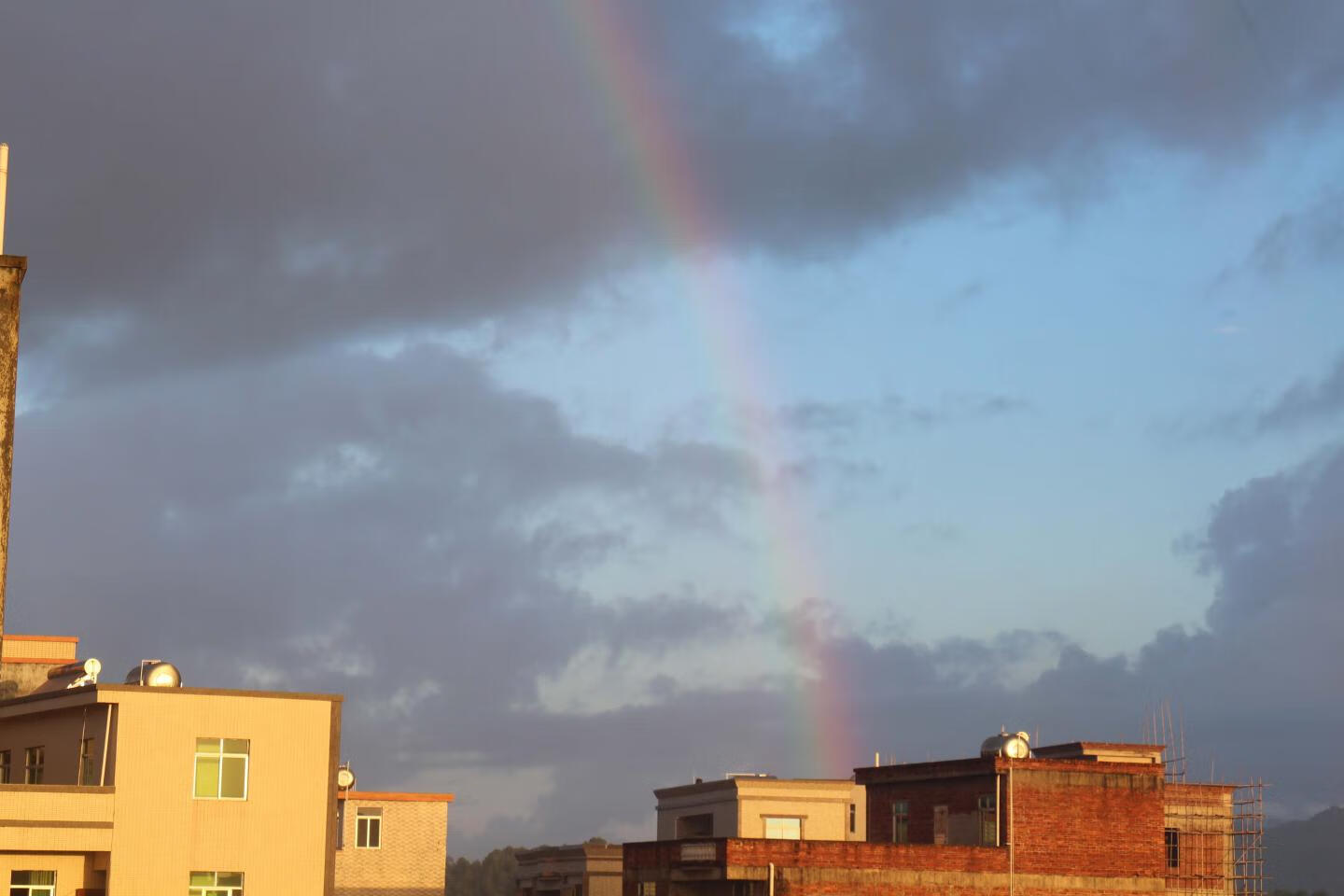 下毛毛雨后发现的彩虹.jpg