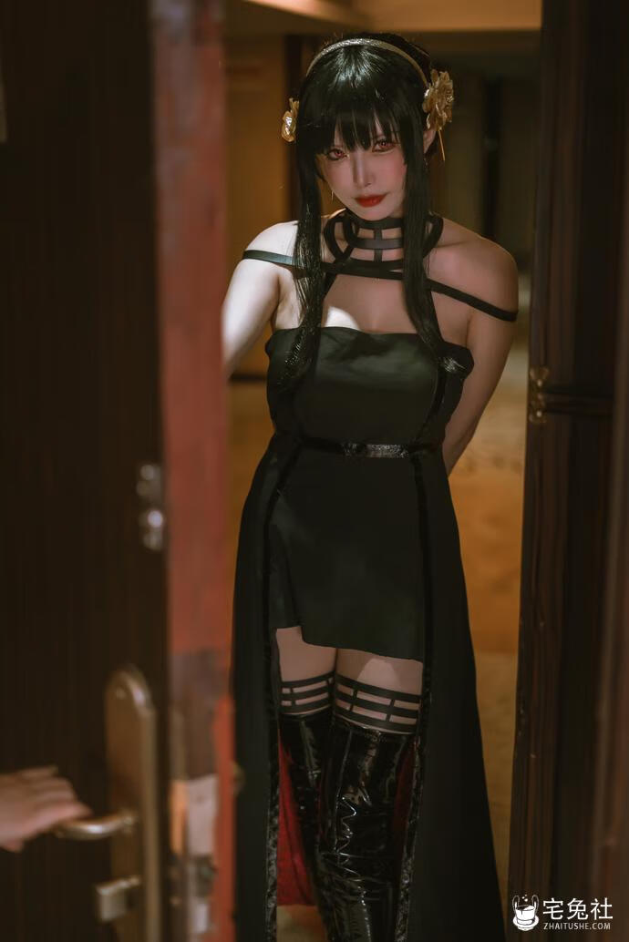 秋和柯基-NO.090-约尔-福杰.jpg 秋和柯基全套cos图片合集 人体艺术家的魅力