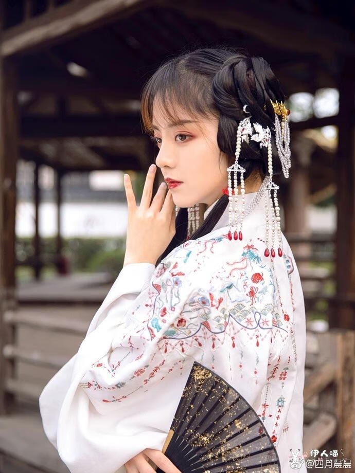 抖音汉服博主四月晨晨 (2).jpg