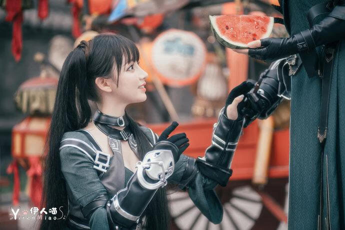 王奕萌 逆水寒吃西瓜 (4).jpg 抖音网红蔡萝莉和中国第一萝莉王奕萌究竟谁更胜一筹?富婆蔡萝莉的家庭背景是怎样的?