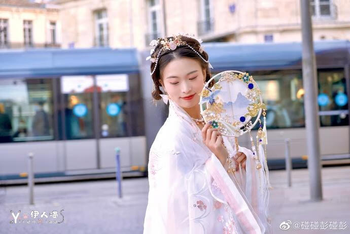 95后汉服美女彭静旋在法国弹古筝 (8).jpg