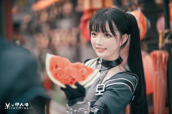 王奕萌 逆水寒吃西瓜 (3).jpg 抖音网红蔡萝莉和中国第一萝莉王奕萌究竟谁更胜一筹?富婆蔡萝莉的家庭背景是怎样的?