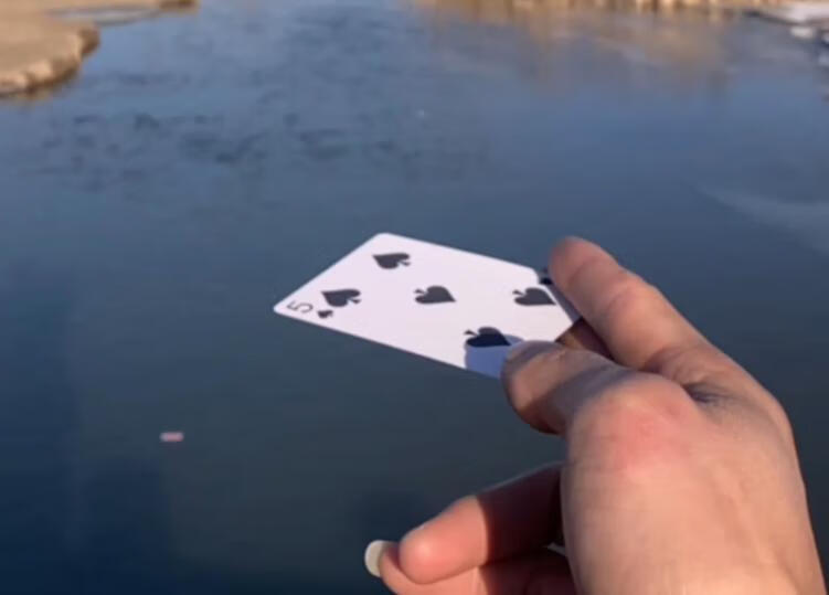 揭秘！电影里的飞牌绝技，原来普通人3分钟就能学会-稀缺资源网