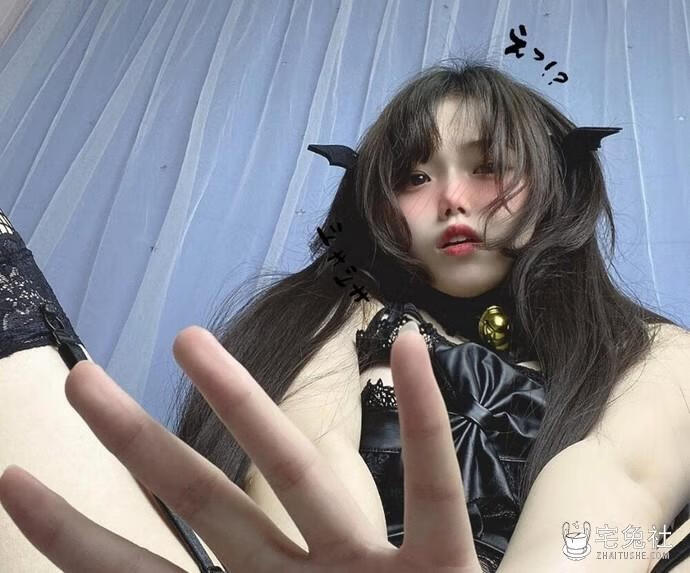 七月喵子全套cos图片合集 她双手下压挡腿的图片在哪看